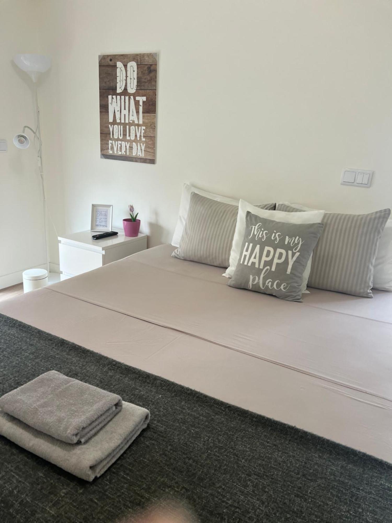 Modern Double Room With Private Balcony Монтіжу Екстер'єр фото